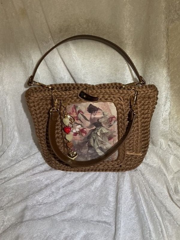 Brun veske med motiv